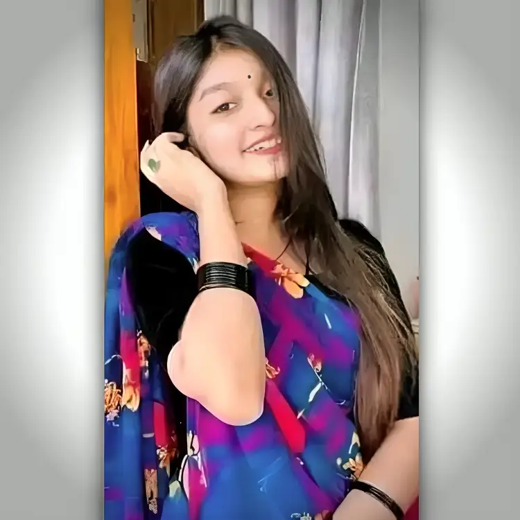 মেয়েদের নীল শাড়ি পড়া পিক