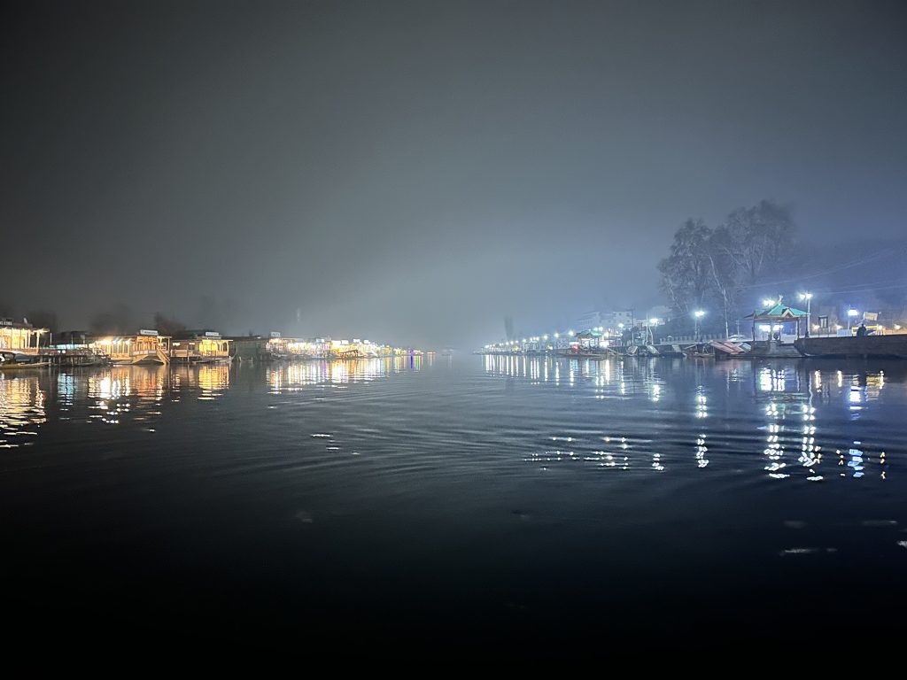 রাতের ডাল লেক